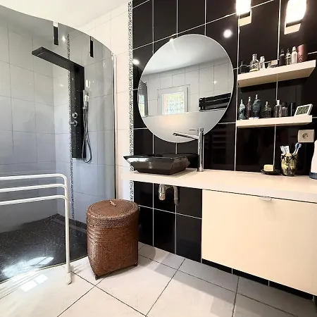 Avec Piscine, 4 Chambres, Jardin, Dans Le Massif Des Maures *