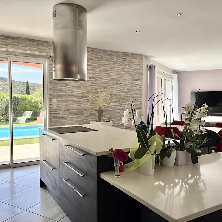 Avec Piscine, 4 Chambres, Jardin, Dans Le Massif Des Maures *